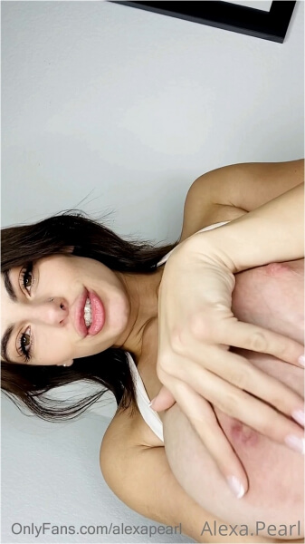 Miss Alexa Pearl onlyfans - Girl Loves Boobs